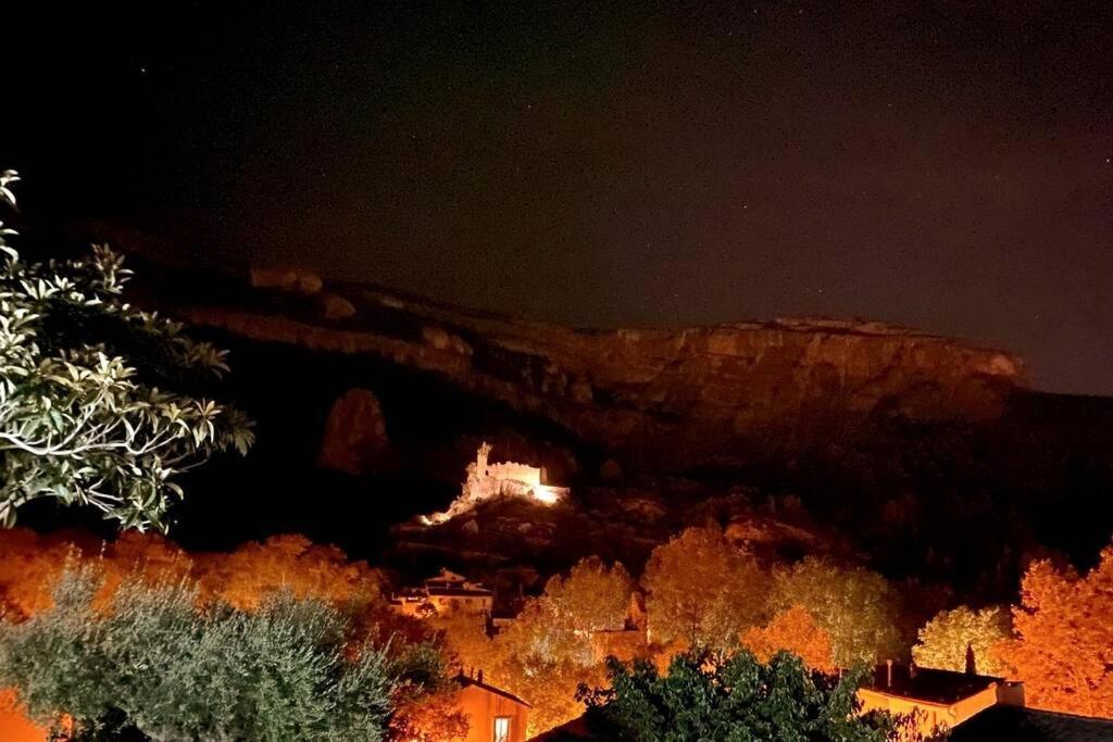Vue Panoramique Sur Le Chateau,Montagne Et Grottes Fontaine-de-Vaucluse Luaran gambar