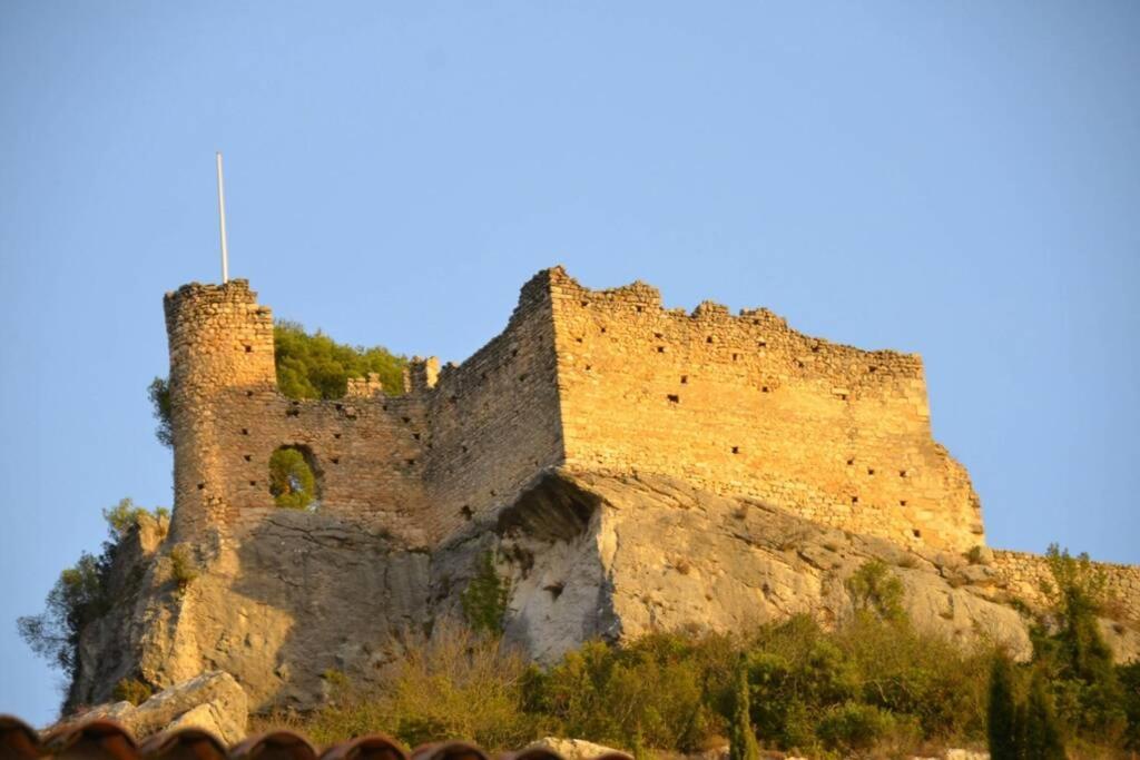 Vue Panoramique Sur Le Chateau,Montagne Et Grottes Fontaine-de-Vaucluse Luaran gambar