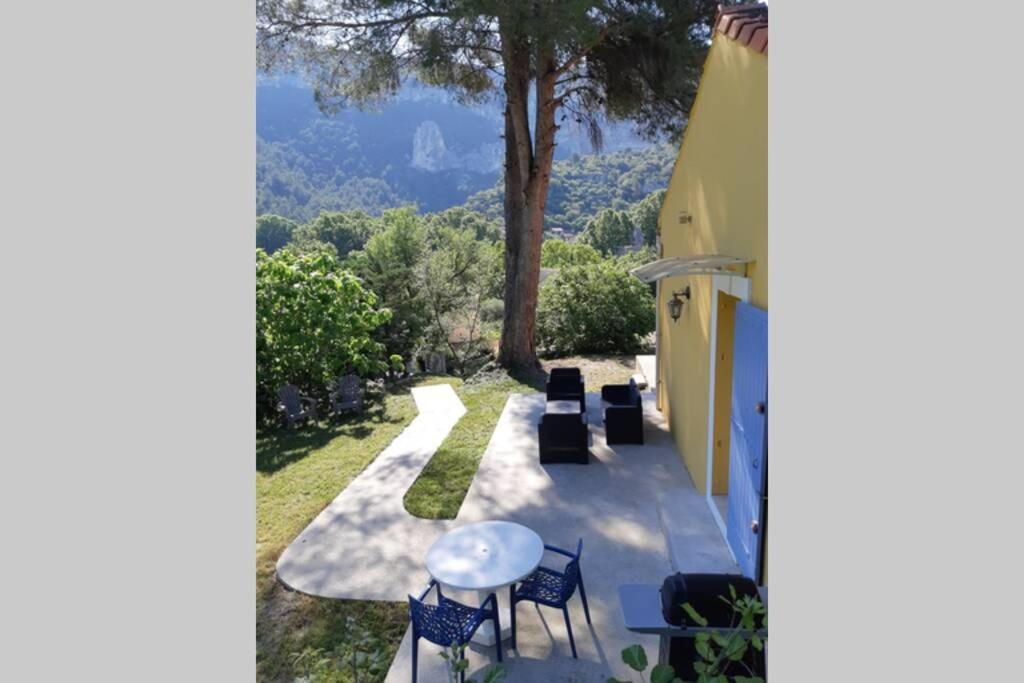 Vue Panoramique Sur Le Chateau,Montagne Et Grottes Fontaine-de-Vaucluse Luaran gambar